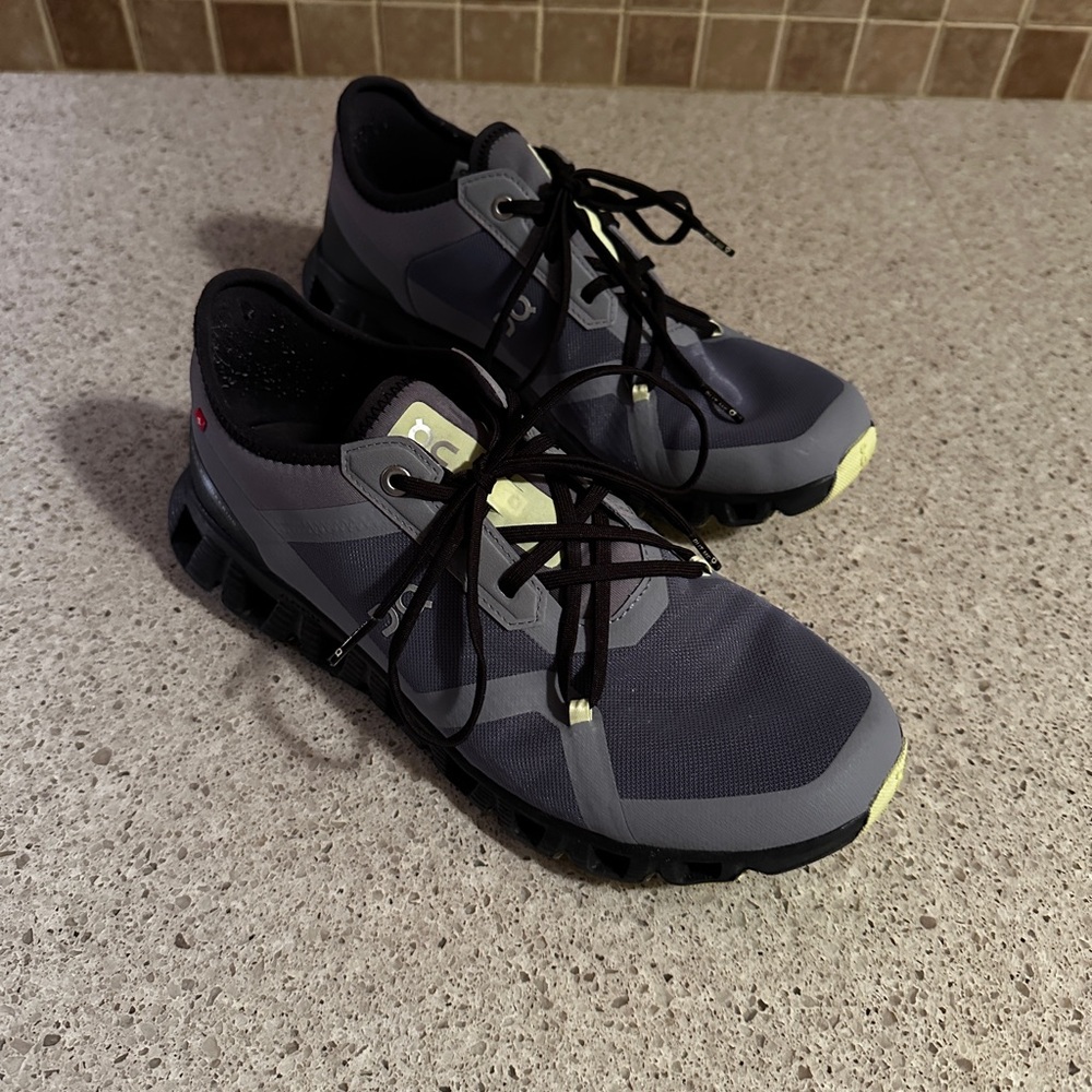 On Cloud X 3 AD running shoes.